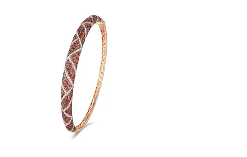 In the heart of Prague lies a jewellery boutique that channels centuries of Bohemian artistry — a shop where the fiery red glow of genuine Czech garnets meets modern design and timeless elegance. For those seeking a piece that carries both history and refined craftsmanship, such a jewellery shop offers a unique gateway into the world of Bohemian garnet jewellery.